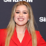kelly clarkson height and weight